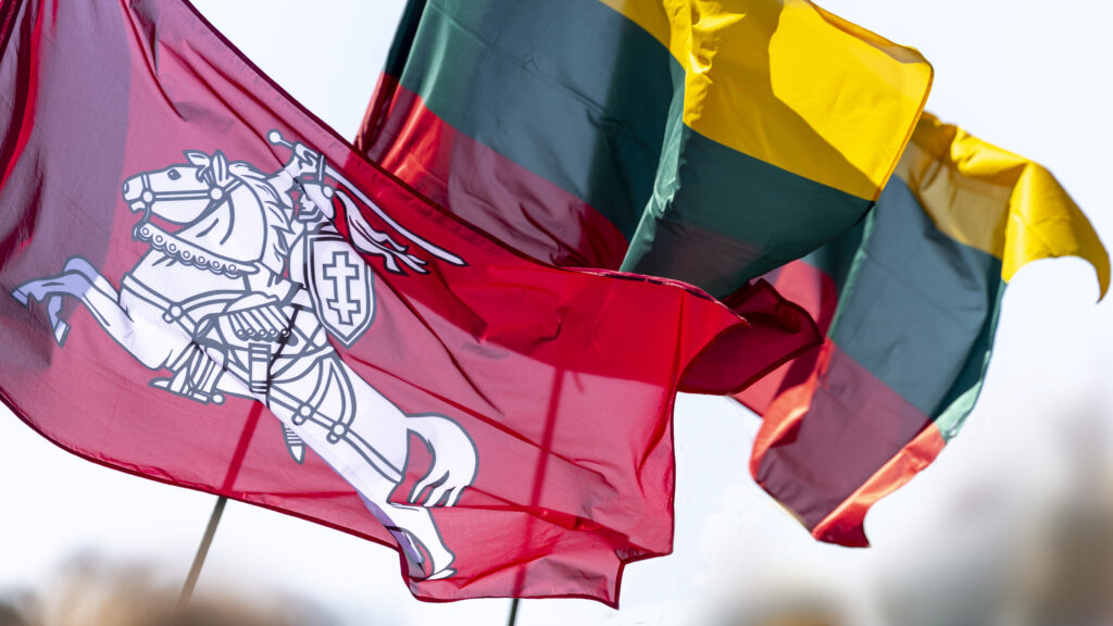 Krašto apsaugos ministerijos nuotrauka. Lietuvos vėliava. Vėliava su vyčiu.
